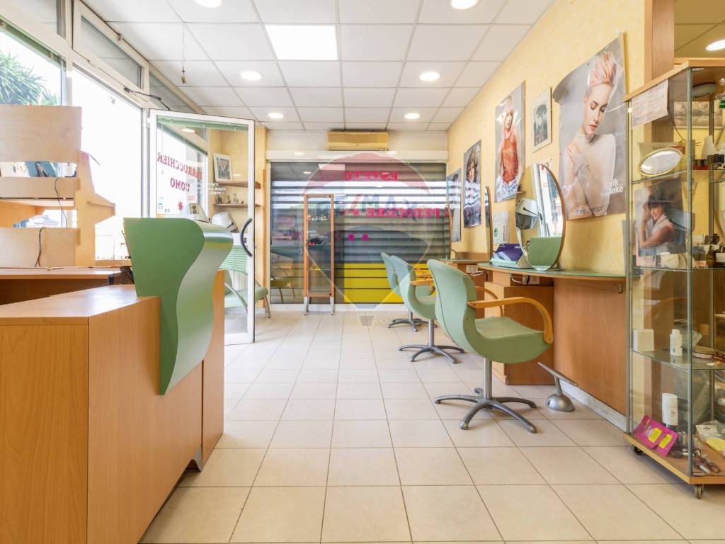 negozio in vendita a Roma in zona Torre Angela