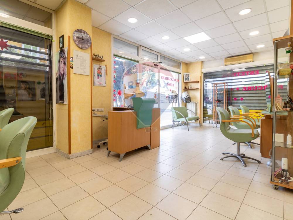 negozio in vendita a Roma in zona Torre Angela