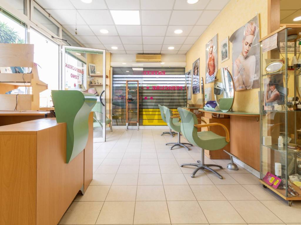 negozio in vendita a Roma in zona Torre Angela