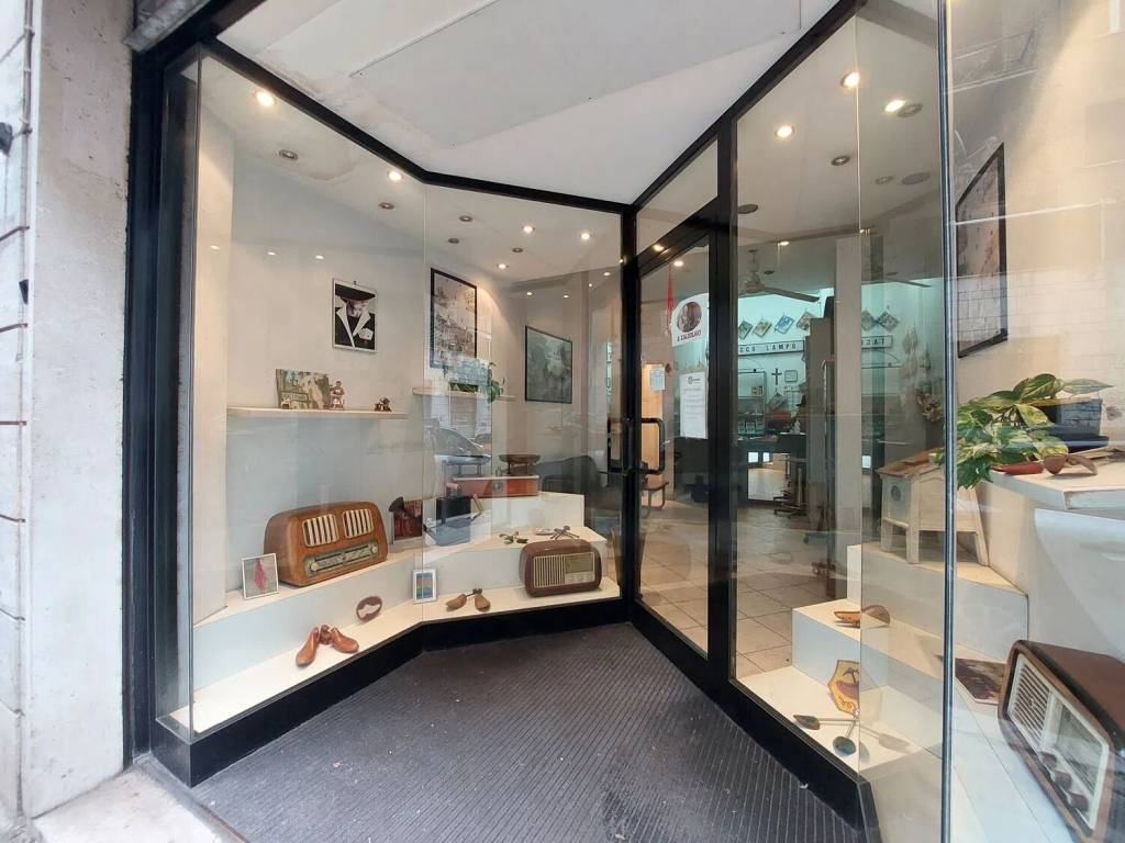 negozio in vendita a Roma in zona Tuscolano