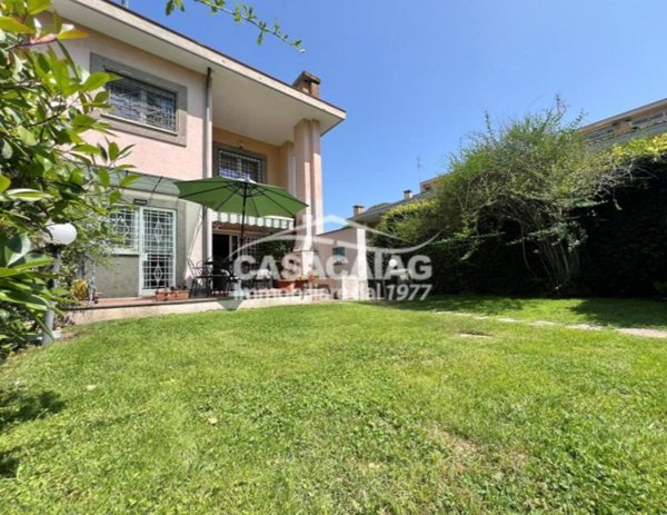 casa indipendente in vendita a Roma in zona Casal Palocco