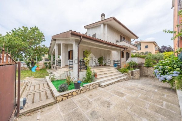 casa indipendente in vendita a Roma in zona Lunghezza