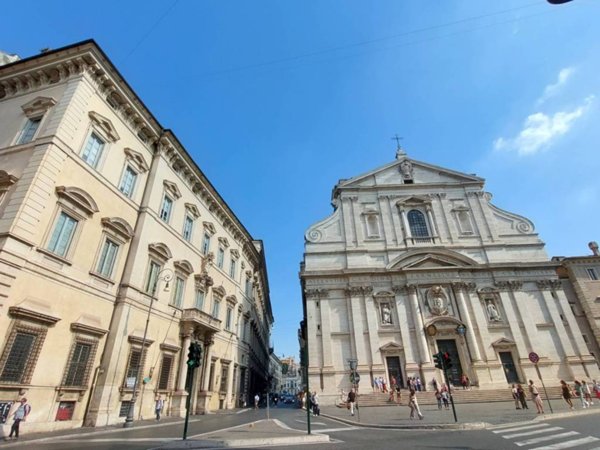 appartamento in vendita a Roma in zona Pigna - Sant'Angelo