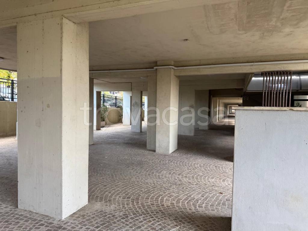 locale commerciale in vendita a Roma in zona Ardeatino