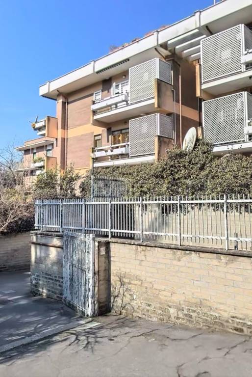 appartamento in vendita a Roma in zona Tomba di Nerone