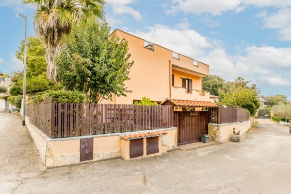 casa indipendente in vendita a Roma in zona Valle Santa