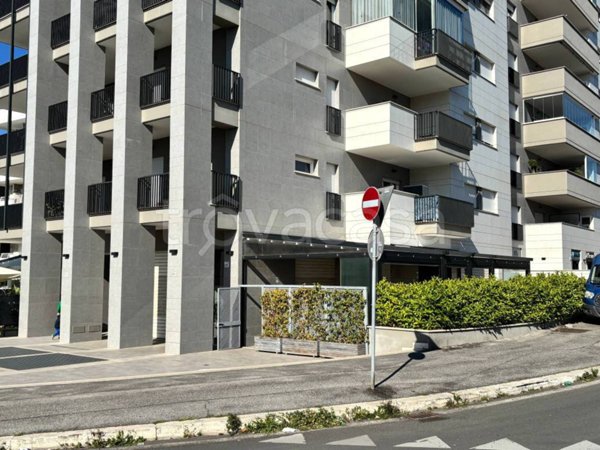 negozio in vendita a Roma in zona Mezzocammino