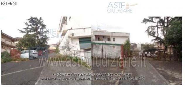 locale commerciale in vendita a Roma in zona Torre Angela