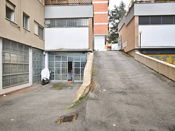 negozio in vendita a Roma in zona Ardeatino