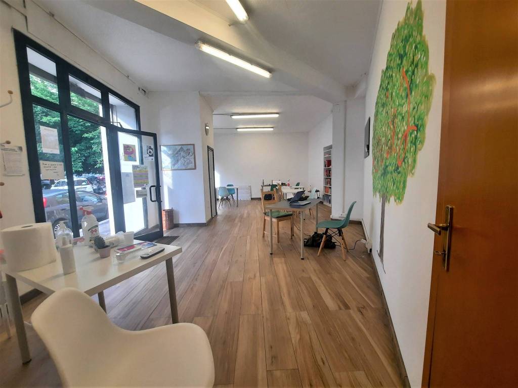 negozio in vendita a Roma in zona Tuscolano