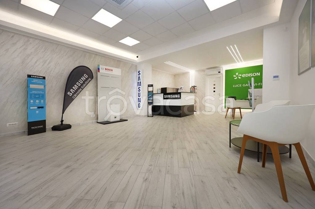 negozio in vendita a Roma in zona Ardeatino