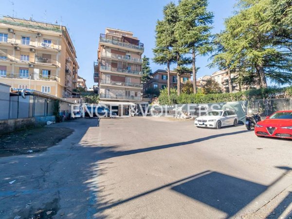 negozio in vendita a Roma in zona Primavalle
