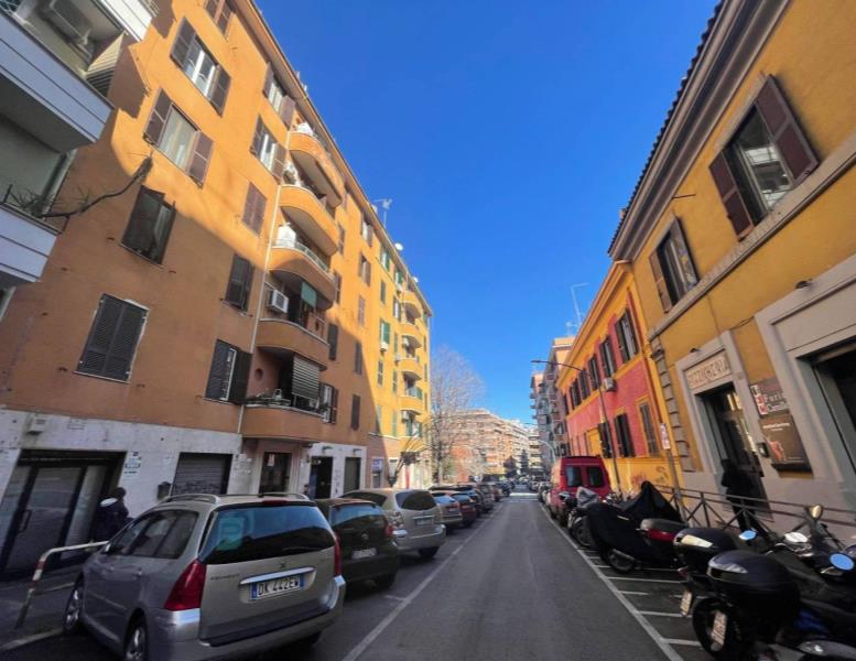 locale commerciale in vendita a Roma in zona Tuscolano