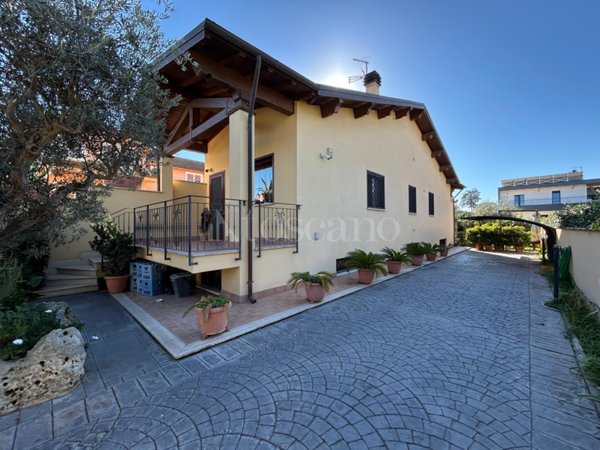 casa indipendente in vendita a Roma in zona Infernetto