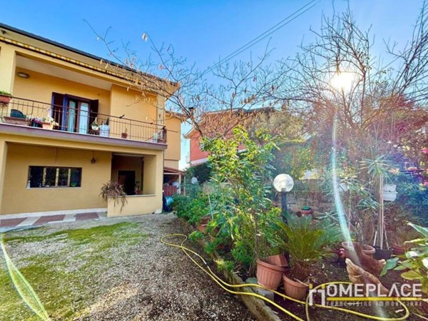 casa indipendente in vendita a Roma in zona Finocchio