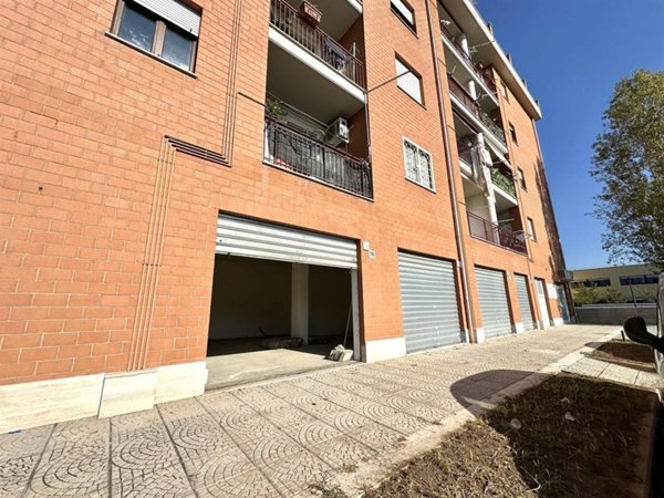 negozio in vendita a Roma in zona Finocchio