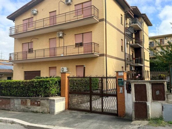 appartamento in vendita a Roma in zona Valle Muricana