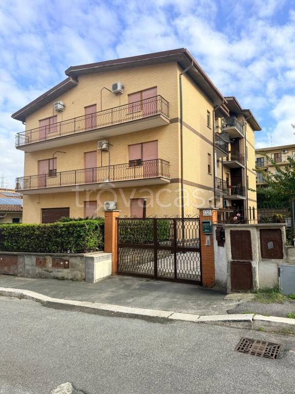 appartamento in vendita a Roma in zona Valle Muricana