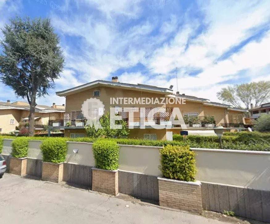 appartamento in vendita a Roma in zona Spinaceto