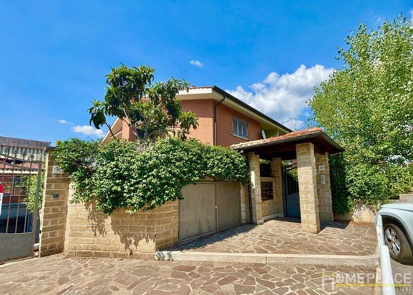 appartamento in vendita a Roma in zona Lunghezza