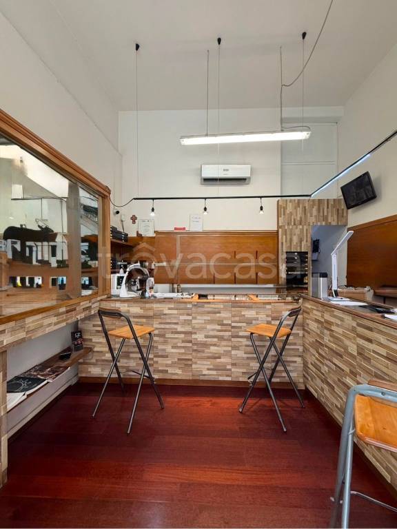 negozio in vendita a Roma in zona Tuscolano