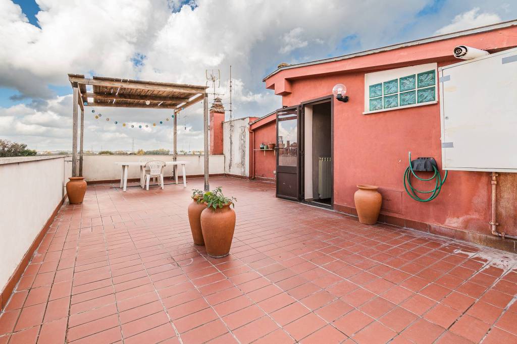 appartamento in vendita a Roma in zona Giardini di Corcolle