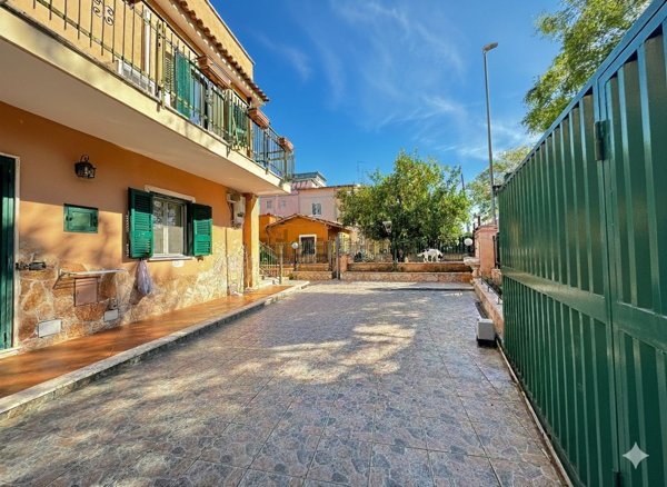 esavano in vendita a Roma in zona Tor Sapienza