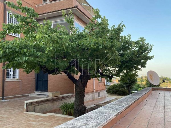 appartamento in vendita a Roma in zona Tomba di Nerone