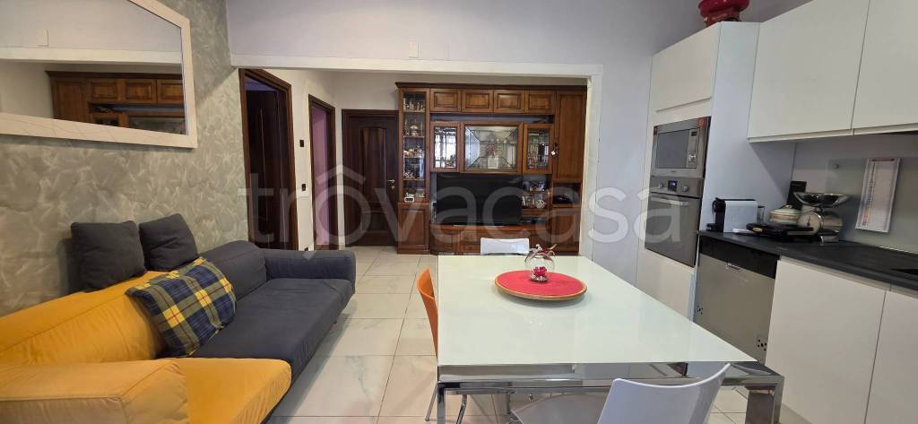 appartamento in vendita a Roma in zona Colle del Sole