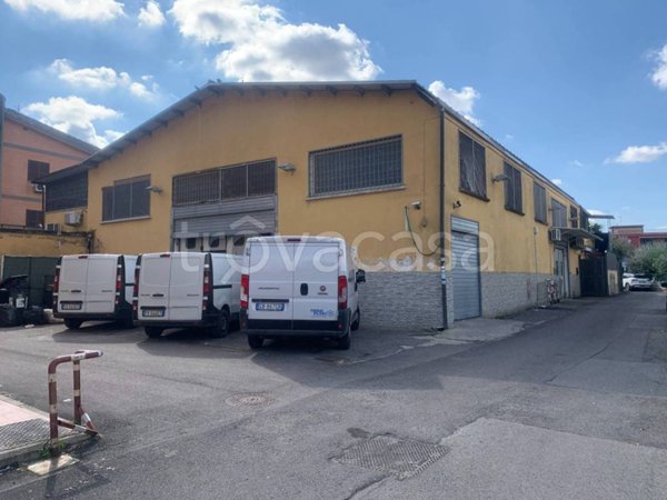 locale commerciale in vendita a Roma in zona Torre Angela