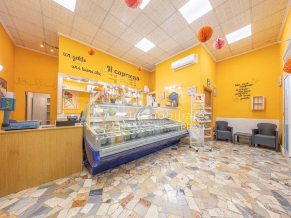 negozio in vendita a Roma in zona Castelverde