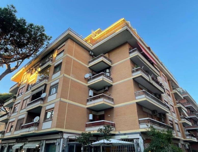locale commerciale in vendita a Roma in zona Ostia