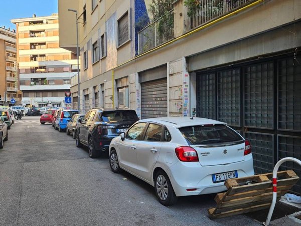 negozio in vendita a Roma in zona Appio Claudio