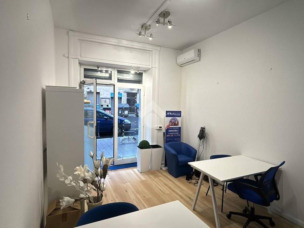 negozio in vendita a Roma in zona Tuscolano