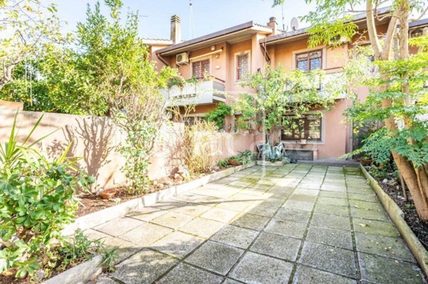 casa indipendente in vendita a Roma in zona Osteria del Curato