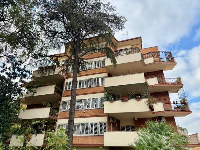 appartamento in vendita a Roma in zona Ostiense