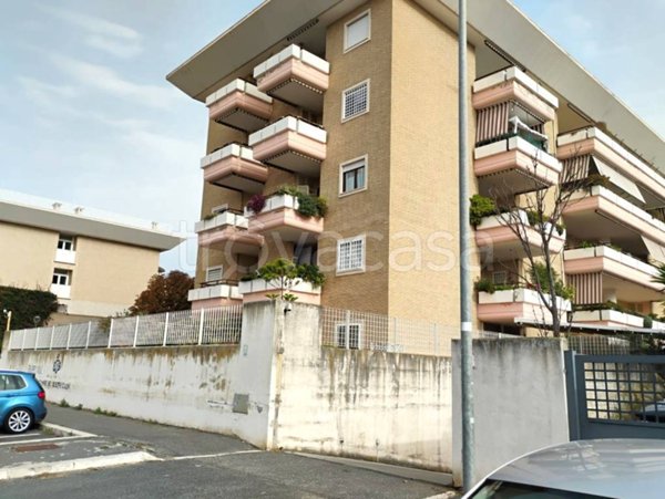 appartamento in vendita a Roma in zona Axa