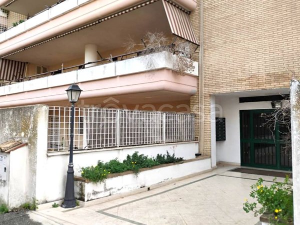 appartamento in vendita a Roma in zona Axa