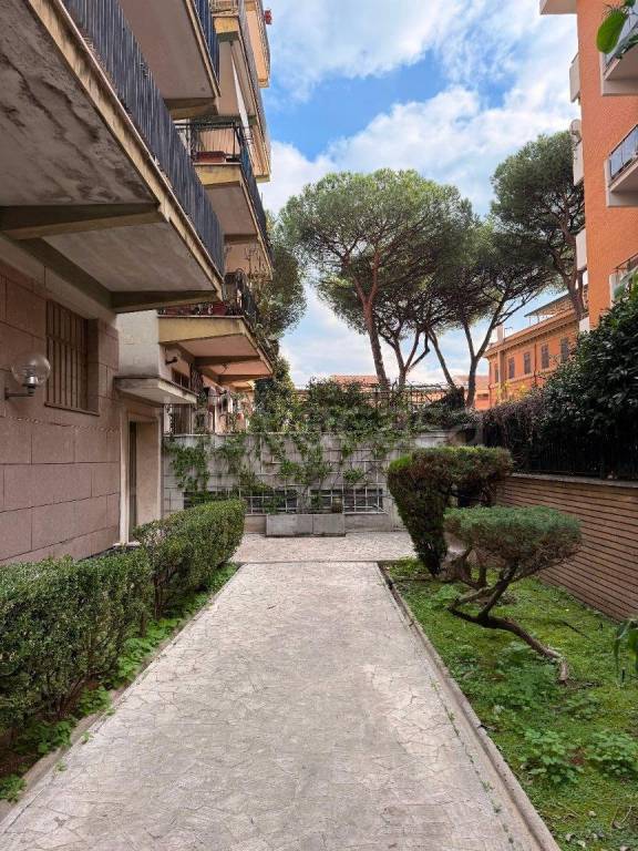 appartamento in vendita a Roma in zona Ardeatino