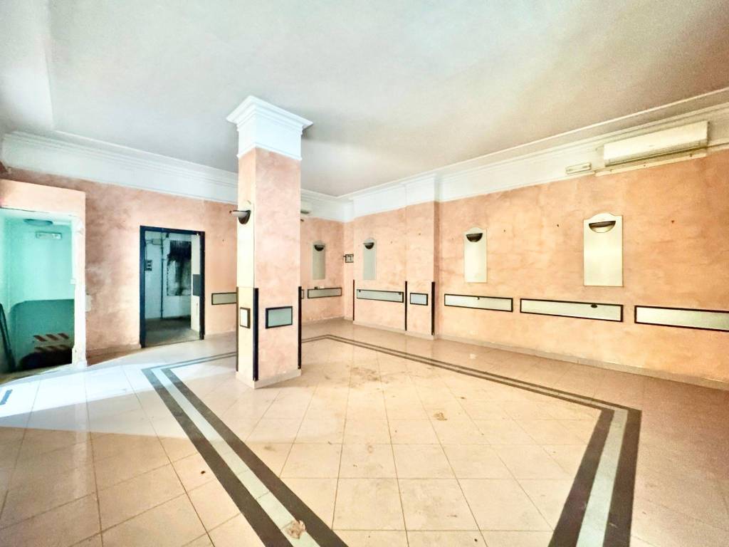negozio in vendita a Roma in zona Tuscolano