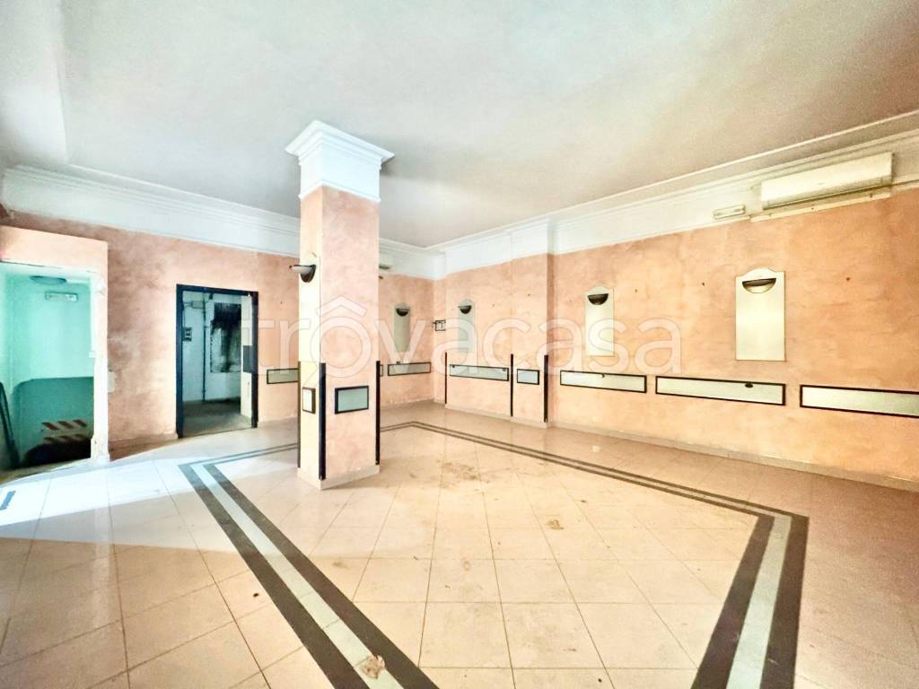 negozio in vendita a Roma in zona Tuscolano