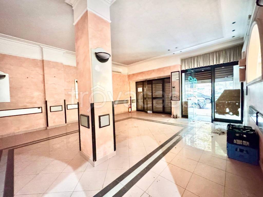 negozio in vendita a Roma in zona Tuscolano