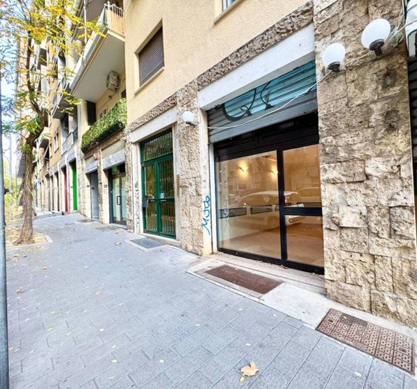negozio in vendita a Roma in zona Tuscolano