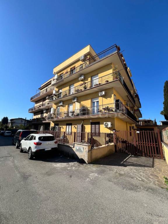 appartamento in vendita a Roma in zona Tor Bella Monaca