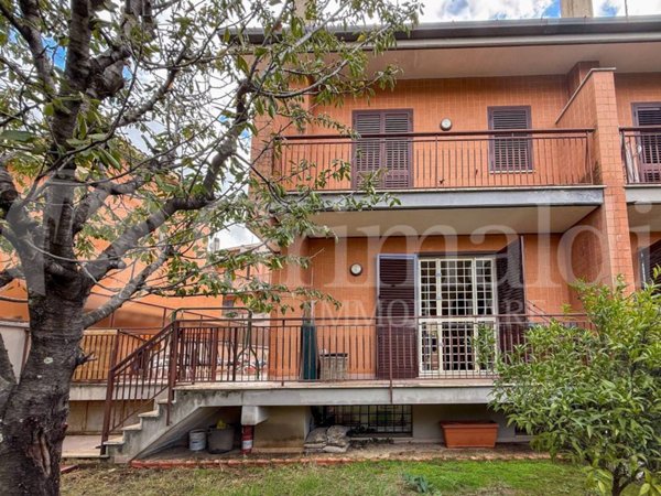 casa indipendente in vendita a Roma in zona Magliana Vecchia