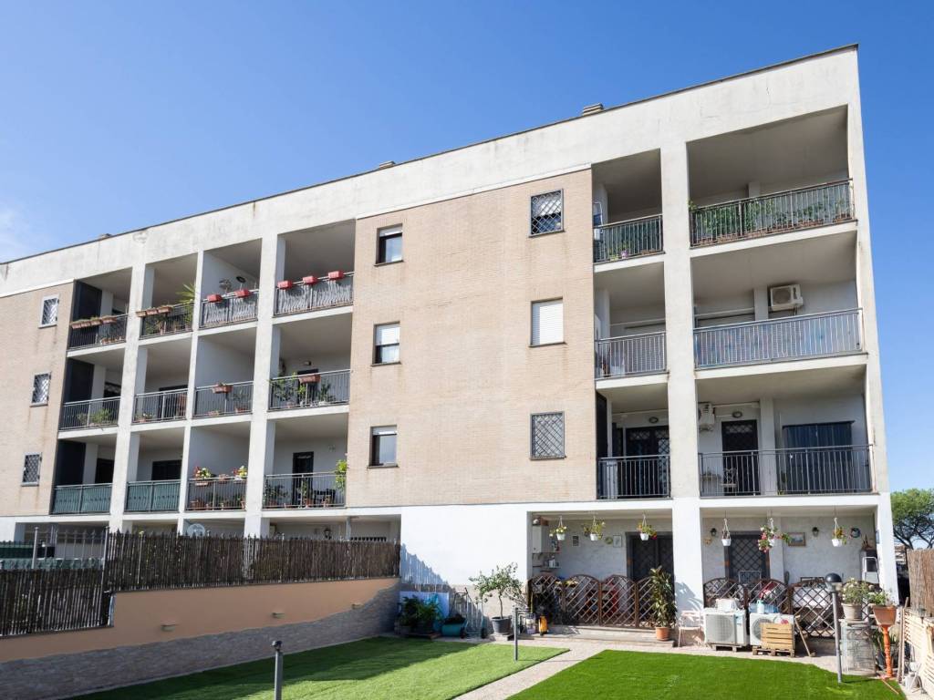 appartamento in vendita a Roma in zona Torre Angela