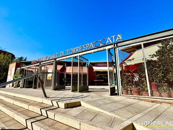 negozio in vendita a Roma in zona Torre Maura