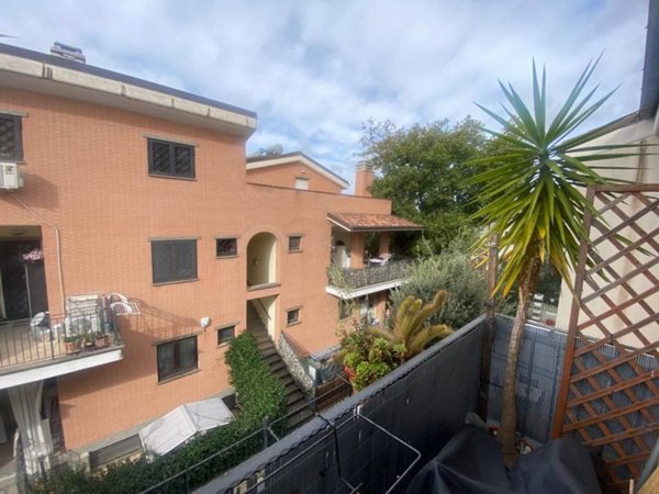 appartamento in vendita a Roma in zona Pantan Monastero