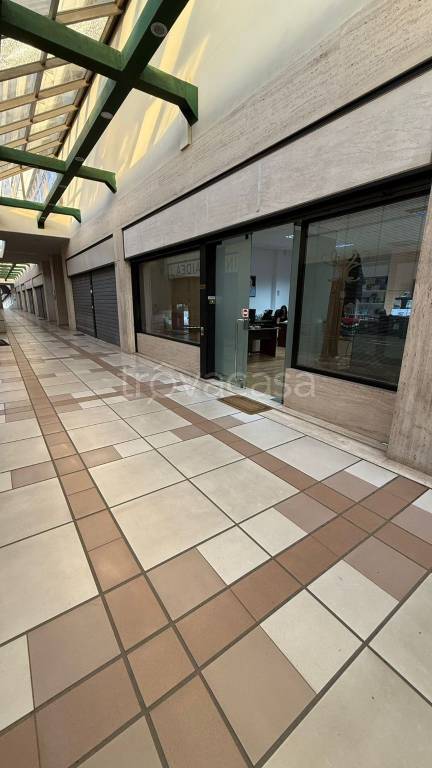 negozio in vendita a Roma in zona Spinaceto