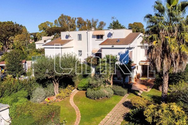 casa indipendente in vendita a Roma in zona Infernetto